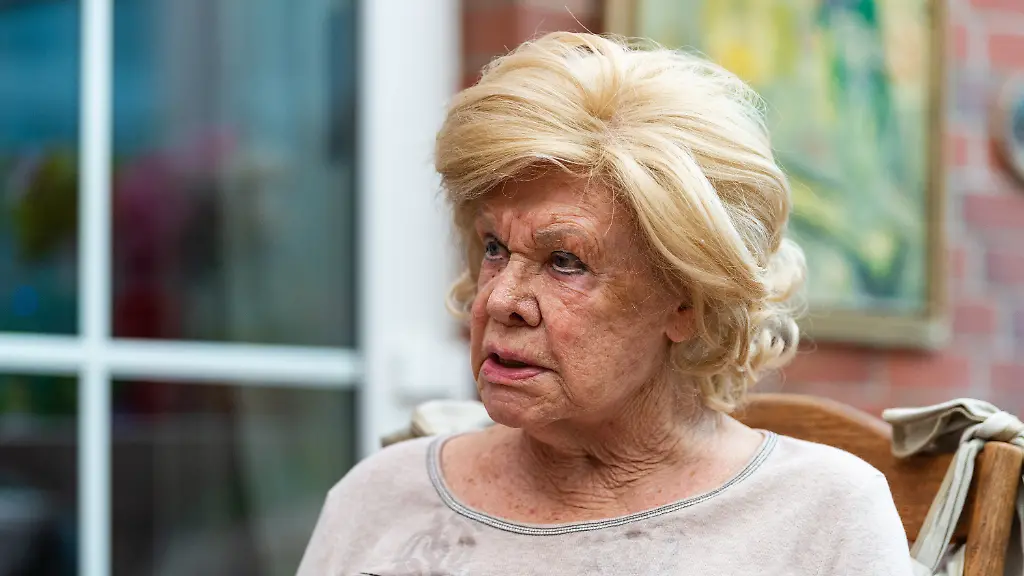 Ingrid-van-Bergen-Schauspielerin-spricht-bei-einem-Interview-Viele-kennen-sie-aus-dem-Dschungelcamp-Die-aeltere-Generation-erlebte-ihre-grossen-Jahre-als-Schauspielerin-Auch-mit-90-verfolgt-sie-die-Kollegen-kritisch-und-ist-nicht-immer-einverstanden-zu-dpa-KORR