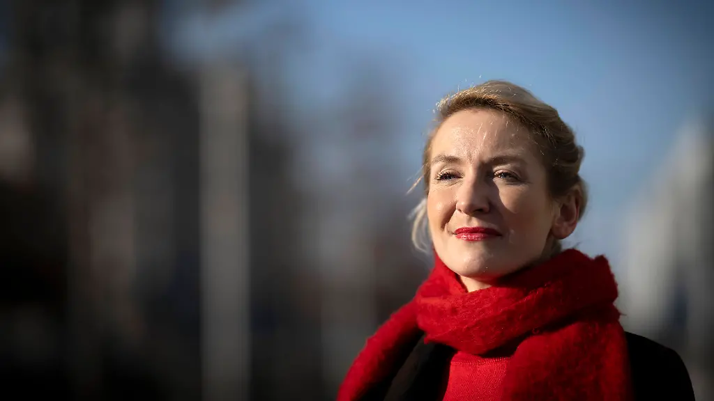 Ines-Schwerdtner-DEU-Deutschland-Germany-Berlin-07-11-2025-Portrait-Ines-Schwerdtner-co-Bundesvorsitzender-der-Partei-die-Linke-bei-der-Aktion-zum-Auftakts-zu-einer-Mietenkampagne-gegen-einen-Mieten-Notstand-und-fuer-einen-bundesweiten-Mietendeckel-unter-dem-Motto-Mietennotstand-stoppen-und-Sicher-Wohnen-vor-dem-Reichstag-Sitz-Deutscher-Bundestag-in-Berlin-Deutschland-en-Portrait-Ines-Schwerdtner-co-federal-chair-of-the-Left-Party-and-Heidi-Reichinnek-chair-of-the-Left-Party-in-the-Bundestag-at-the-launch-of-a-campaign-against-a-housing-crisis-and-for-a-nationwide-rent-cap-under-the-motto-Stop-the-housing-crisis-and-secure-housing-in-front-of-the-Reichstag-building-the-seat-of-the-German-Bundestag-in-Berlin-Germany