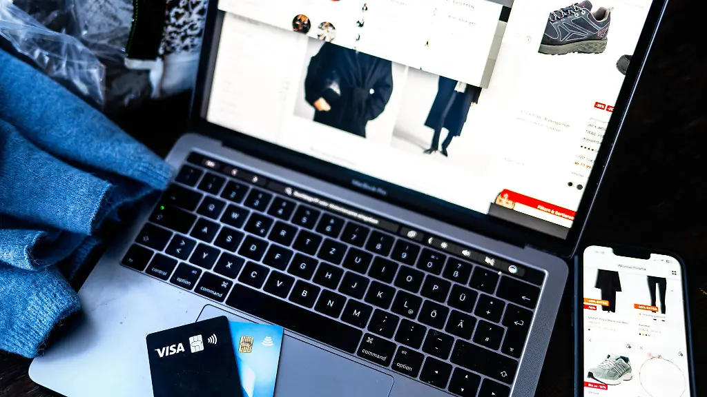 Online-Marktplaetze-muessen-nach-dem-Digital-Services-Act-benutzerfreundliche-Meldewege-fuer-illegale-Inhalte-und-Produkte-bereitstellen