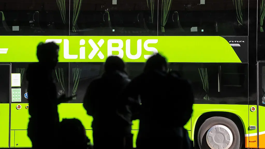 Der-25-Jaehrige-fiel-durch-sein-aggressives-Verhalten-im-Flixbus-auf