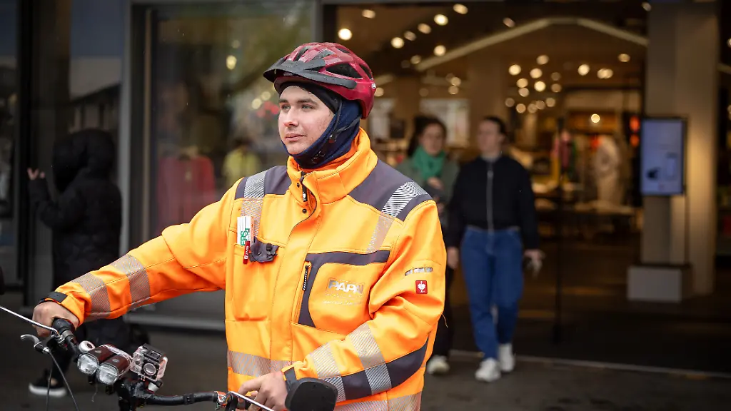 Der-selbsternannte-Anzeigenhauptmeister-Niclas-Matthei-zusammen-mit-einem-Filmteam-bei-einem-Werbefilm-Dreh-fuer-das-Modehaus-Zinser-in-der-Tuebinger-Innenstadt-Der-Dreh-wird-immer-wieder-von-Fans-des-Anzeigenhauptmeisters-unterbrochen-welche-Bilder-machen-wollen-Tuebingen-Anzeigenhauptmeister-in-der-Tuebinger-Innenstadt-17-04