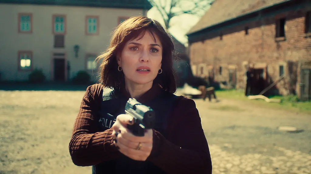 ARD-HR-TATORT-LICHT-Fernsehfilm-Deutschland-2025-Regie-Rick-Ostermann-am-Sonntag-30-11-25-um-20-15-Uhr-im-ERSTEN-und-in-der-ARD-Mediathek-Maryam-Azadi-Melika-Foroutan-HR-Sommerhaus-honorarfrei-Verwendung-gemaess-der-AGB-im-engen-inhaltlichen-redaktionellen-Zusammenhang-mit-genannter-HR-Sendung-bei-Nennung-Bild-HR-Sommerhaus-S2