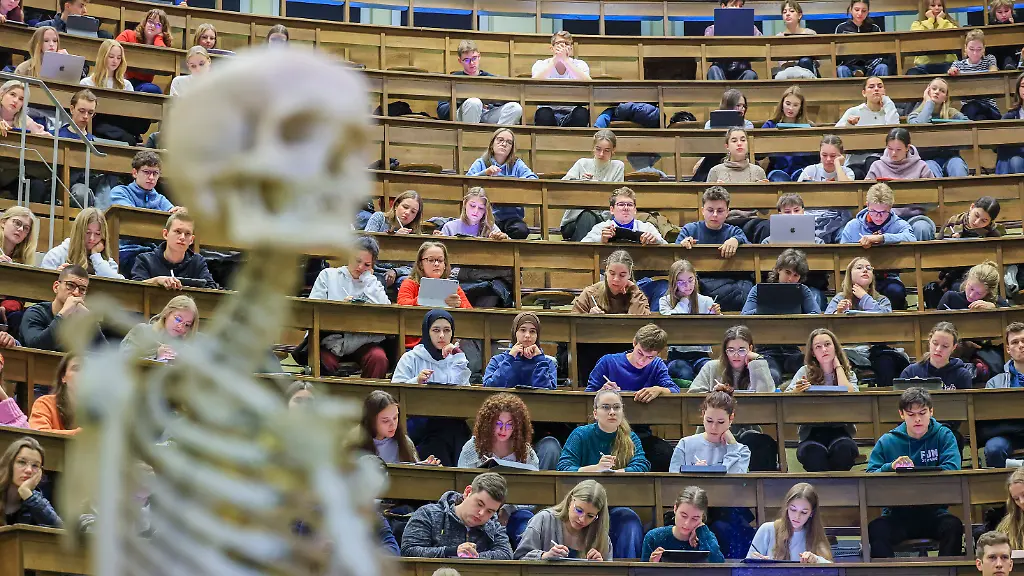 Medizinstudenten-sitzen-im-Hoersaal-Anatomie-in-einer-Vorlesung-Im-Wintersemester-2025-2026-haben-506-Studierende-ihr-Studium-an-der-Medizinischen-Fakultaet-begonnen-Damit-sind-3723-Personen-in-den-Studiengaengen-Human-und-Zahnmedizin-Pharmazie-Hebammenkunde-sowie-weiterbildenden-Studiengaengen-eingeschrieben