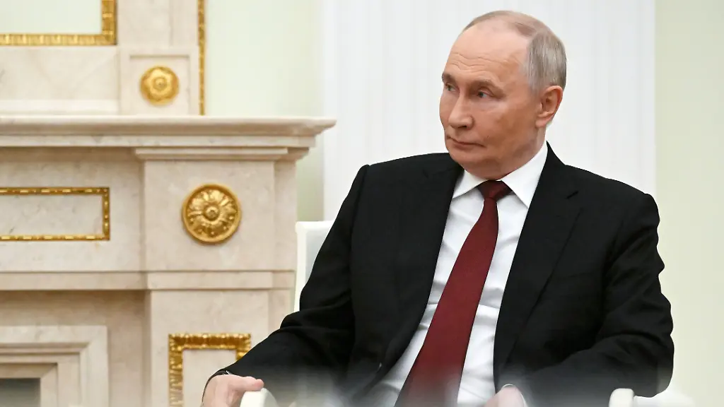 Der-russische-Praesident-Wladimir-Putin-nimmt-an-einem-Treffen-mit-dem-ungarischen-Ministerpraesidenten-Orban-im-Senatspalast-des-Kremls-teil