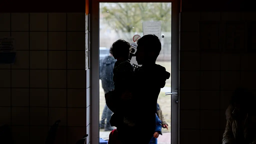 Gefluechtete-warten-in-einem-Raum-der-Erstaufnahme-auf-dem-Gelaende-der-Zentralen-Auslaenderbehoerde-Brandenburgs-ZABH-Brandenburg-geht-einen-neuen-Weg-fuer-schnellere-Rueckfuehrungen-von-Asylbewerbern-nach-Polen-Ein-neues-sogenanntes-Dublin-Zentrum-fuer-eine-schnellere-Rueckfuehrung-von-Asylsuchenden-in-andere-EU-Staaten-nimmt-die-Arbeit-auf-Dort-sollen-Ueberstellungen-nach-Polen-beschleunigt-organisiert-werden-Es-geht-um-sogenannte-Dublin-Faelle-also-um-Menschen-die-ihr-Asylverfahren-in-einem-anderen-EU-Staat-durchlaufen-muessen