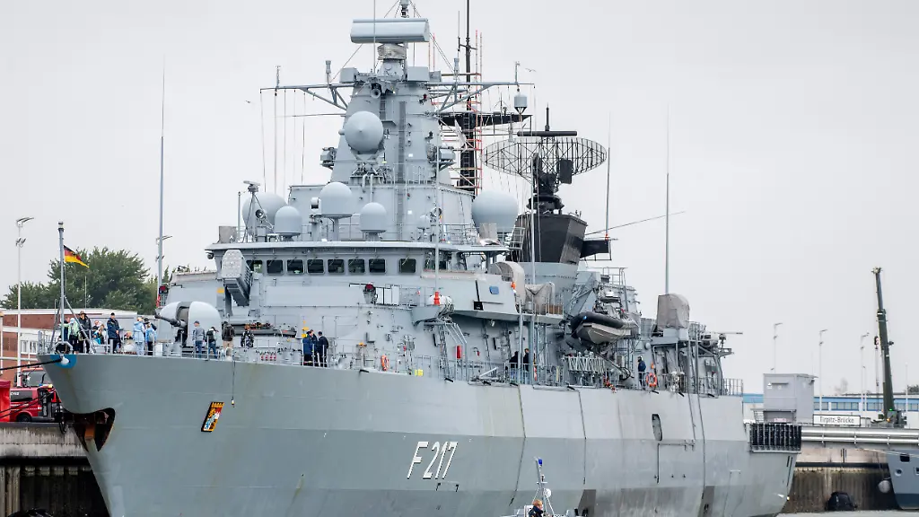 Die-Fregatte-Bayern-F-217-liegt-an-einer-Kaimauer-im-Marinestuetzpunkt-Wilhelmshaven-In-den-niedersaechsischen-Sommerferien-oeffnet-der-Marinestuetzpunkt-an-zwei-Tagen-fuer-Besucherinnen-und-Besucher-Am-31-07-und-am-07-08-2025-koennen-der-Marinehafen-und-mehrere-Schiffe-der-Einsatzflottille-besichtigt-werden