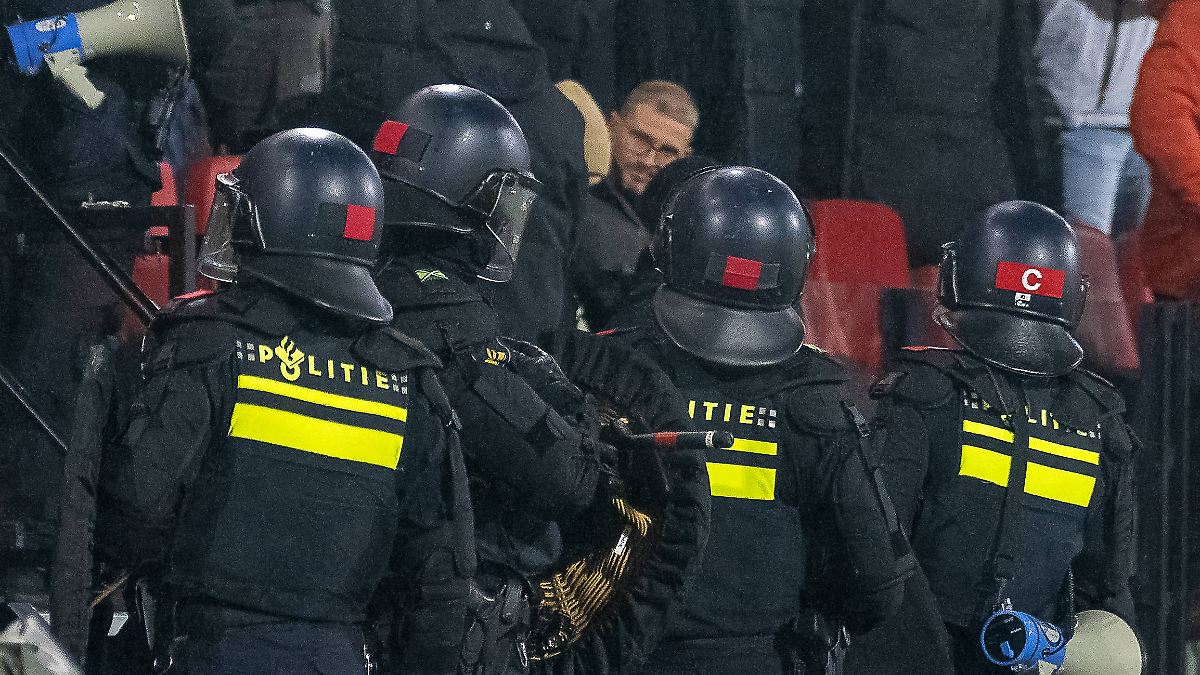 VfB-Stuttgart-m-chtig-sauer-Fans-bekommen-zur-Begr-ung-erstmal-einen-Kn-ppel-ins-Gesicht-