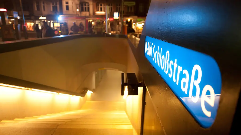 Die-Feuerwehr-ist-wegen-einer-Rauchentwicklung-am-U-Bahnhof-Schlossstrasse-im-Einsatz