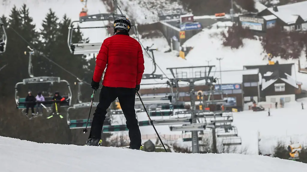 Schon-rund-ein-Dutzend-Lifte-standen-am-Freitag-vor-dem-ersten-Adventswochenende-zur-Verfuegung