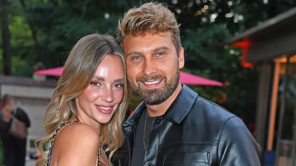 Dominik-Stuckmann-mit-Freundin-Anna-Rossow-bei-der-RTL-Mezzo-Mix-Launch-Party-in-der-Villa-Westend-in-Berlin-am-17-07