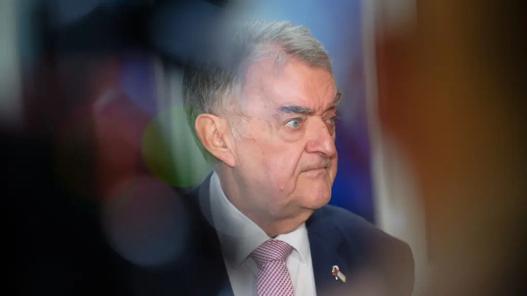 Herbert-Reul-CDU-Innenminister-des-Landes-Nordrhein-Westfalen-steht-nach-einer-Sondersitzung-des-Innen-und-Familienausschuss-zum-Polizeieinsatz-bei-dem-ein-zwoelfjaehriges-Maedchen-lebensbedrohlich-verletzt-wurde-vor-der-Presse