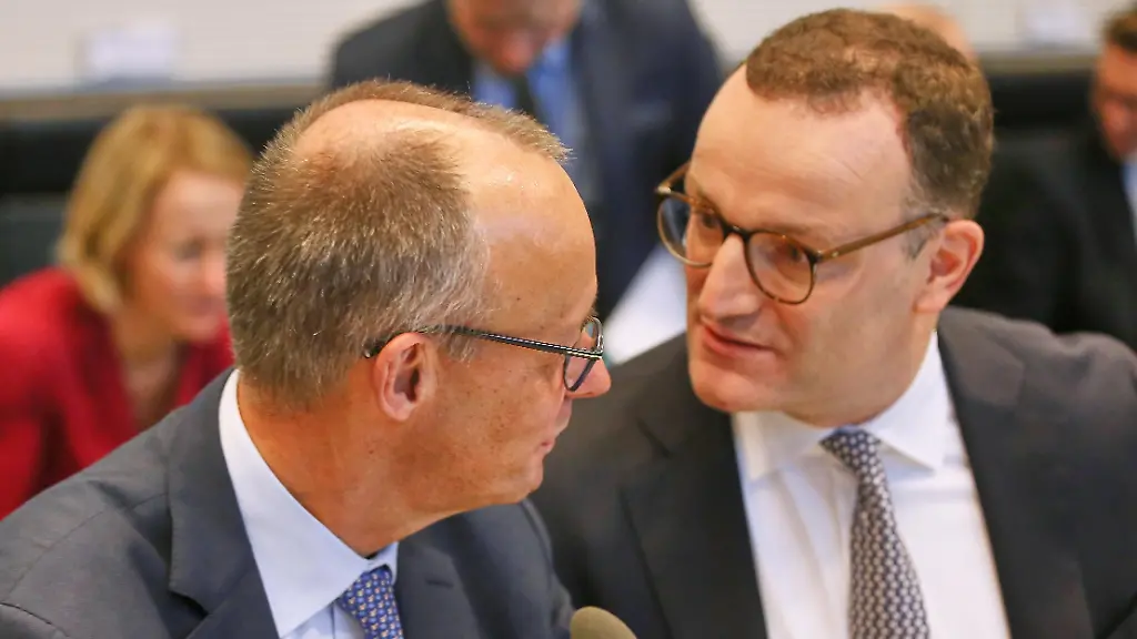 Berlin-Deutschland-Reichstagsgebaeude-CDU-CSU-Fraktionssitzung-Bundeskanzler-Friedrich-Merz-CDU-und-Jens-Spahn-CDU