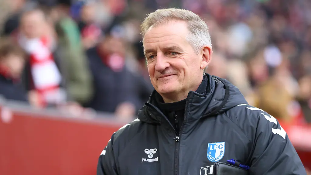 Trainer-Petrik-Sander-1-FC-Magdeburg-schaut-waehrend-des-spiels-der-2-Bundesliga-zwischen-Fortuna-Duesseldorf-und-1-FC-Magdeburg-Merkur-Spiel-Arena-am-22-November-2025-in-Duesseldorf-Deutschland-Foto-von-Oliver-Kaelke-DeFodi-Images-Trainer-Petrik-Sander-1-FC-Magdeburg-looks-on-during-the-2-Bundesliga-match-between-Fortuna-Duesseldorf-and-1-FC-Magdeburg-at-Merkur-Spiel-Arena-on-November-22-2025-in-Duesseldorf-Germany