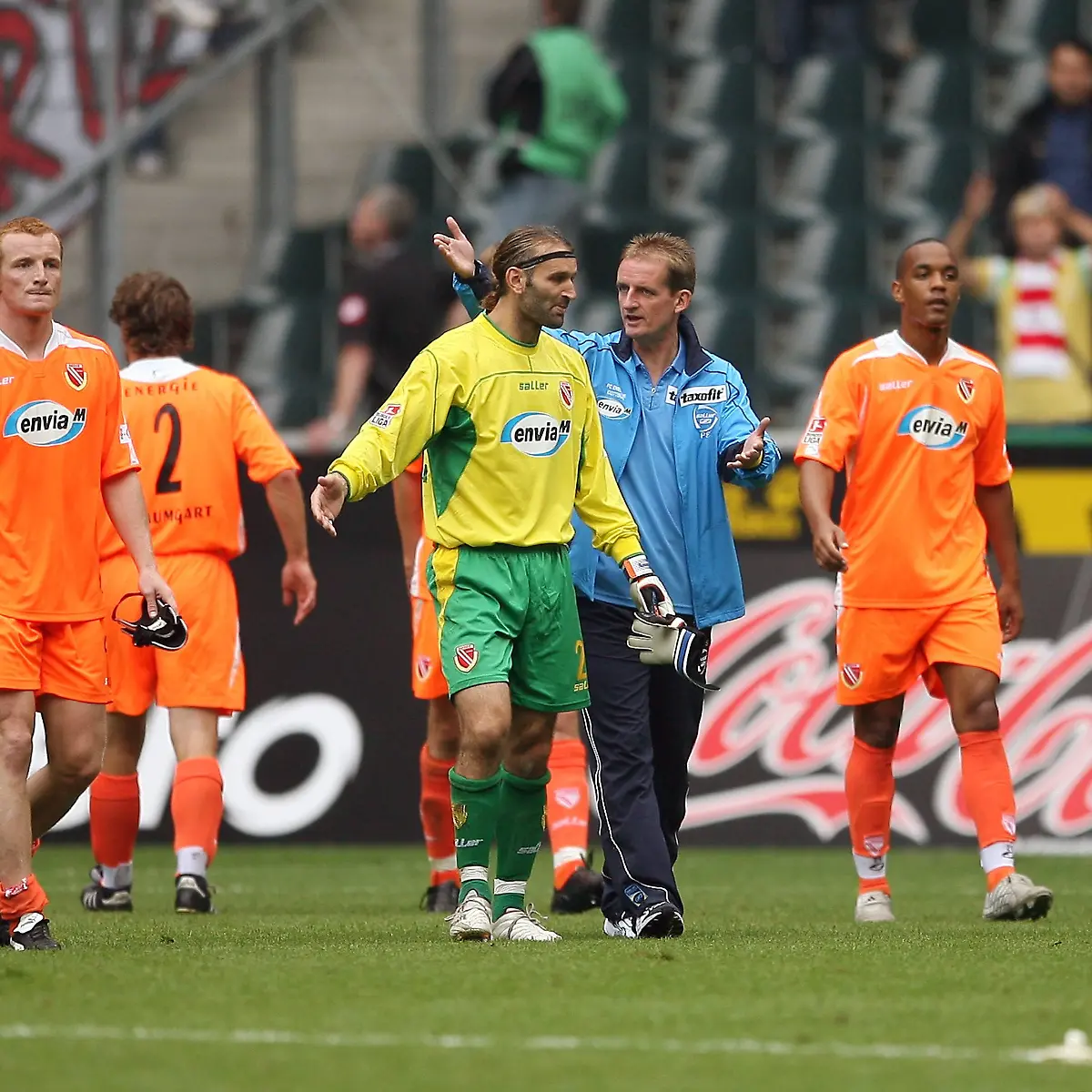 Bildnummer-02262064-Datum-12-08-2006-Copyright-imago-Contrast-Cottbuser-Spieler-gehen-enttaeuscht-vom-Platz-v-li-Mariusz-Kukielka-Torwart-Tomislav-Piplica-im-Gespraech-mit-Trainer-Petrik-Sander-und-daneben-Daniel-Gunkel-Vdig-quer-Gestik-Petrick-Patrick-Patrik-Torhueter-Keeper-Abgang-Saison-2006-2007-FC-Energie-Cottbus-Moenchengladbach-Enttaeuschung-Fussball-1