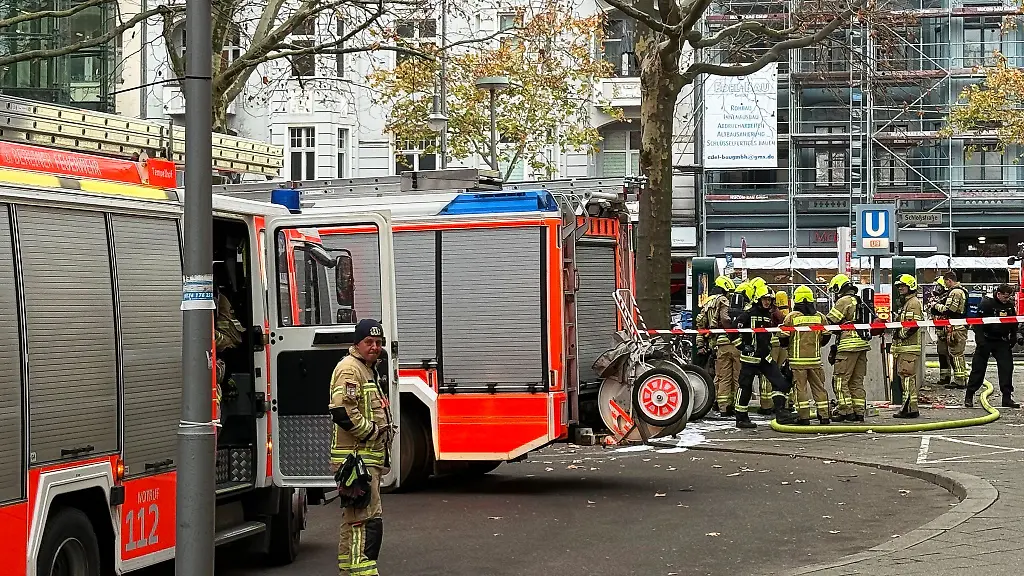 Die-Feuerwehr-ist-wegen-einer-Rauchentwicklung-am-U-Bahnhof-Schlossstrasse-im-Einsatz