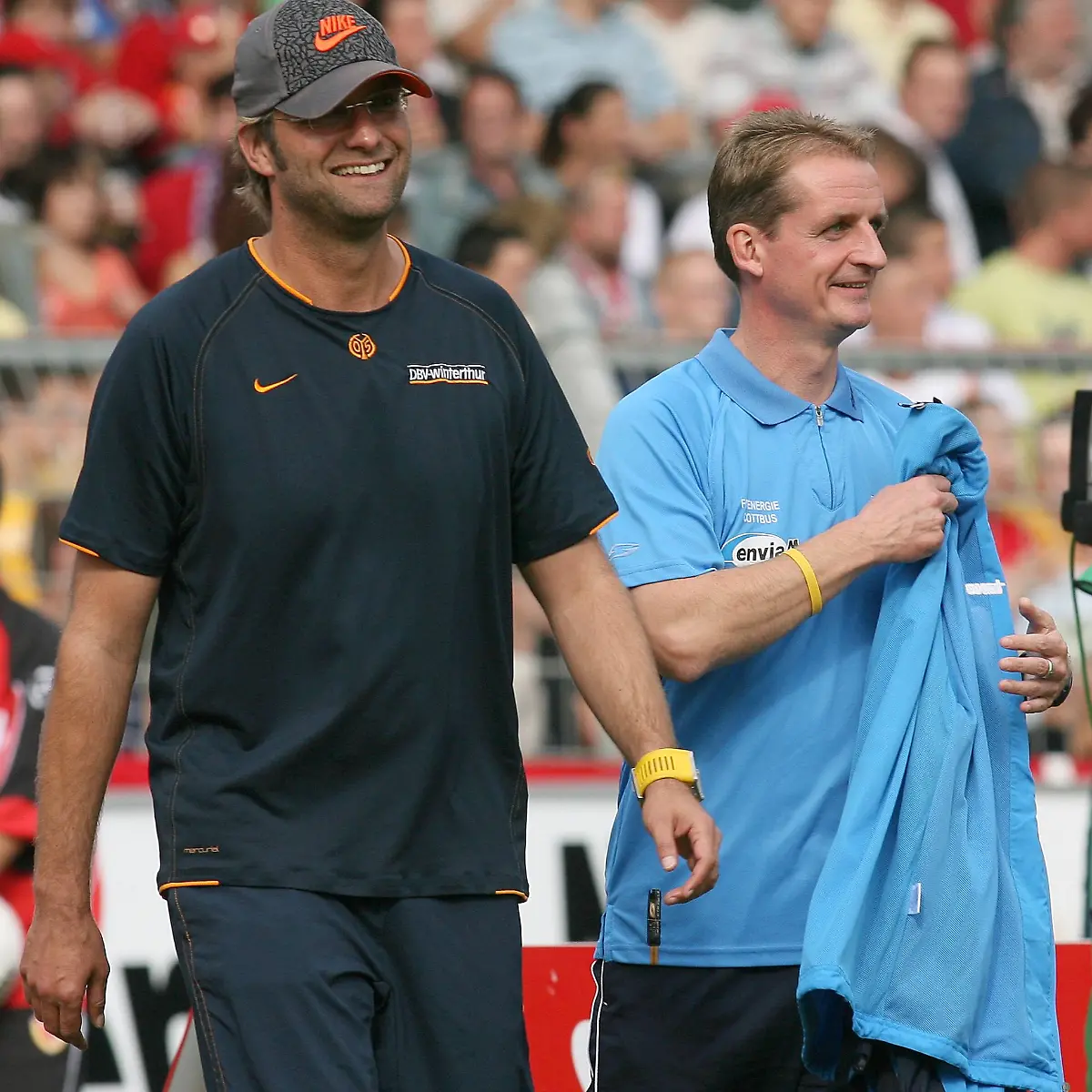 Bildnummer-02315307-Datum-16-09-2006-Copyright-imago-Mausolf-Die-Trainerkollegen-Juergen-Klopp-li-Mainz-und-Petrik-Sander-Cottbus-gut-gelaunt-vor-Spielbeginn-Petrick-Patrik-hoch-close-lachen-laecheln-Trainer-Saison-2006-2007-FC-Energie-Cottbus-FSV-Mainz-05-2-0-Vdig-Cottbus-Fussball-1