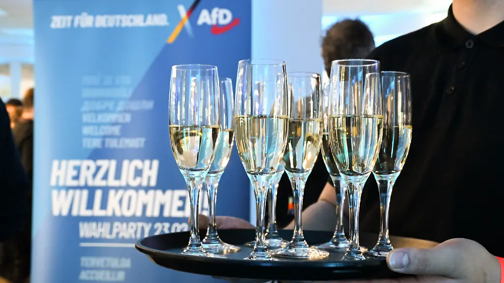 Helfer-reichen-Sekt-bei-der-Wahlparty-der-Alternative-fuer-Deutschland-in-der-Bundesgeschaeftsstelle-der-AfD-Am-Sonntag-findet-die-vorgezogene-Wahl-zum-21-Deutschen-Bundestag-statt