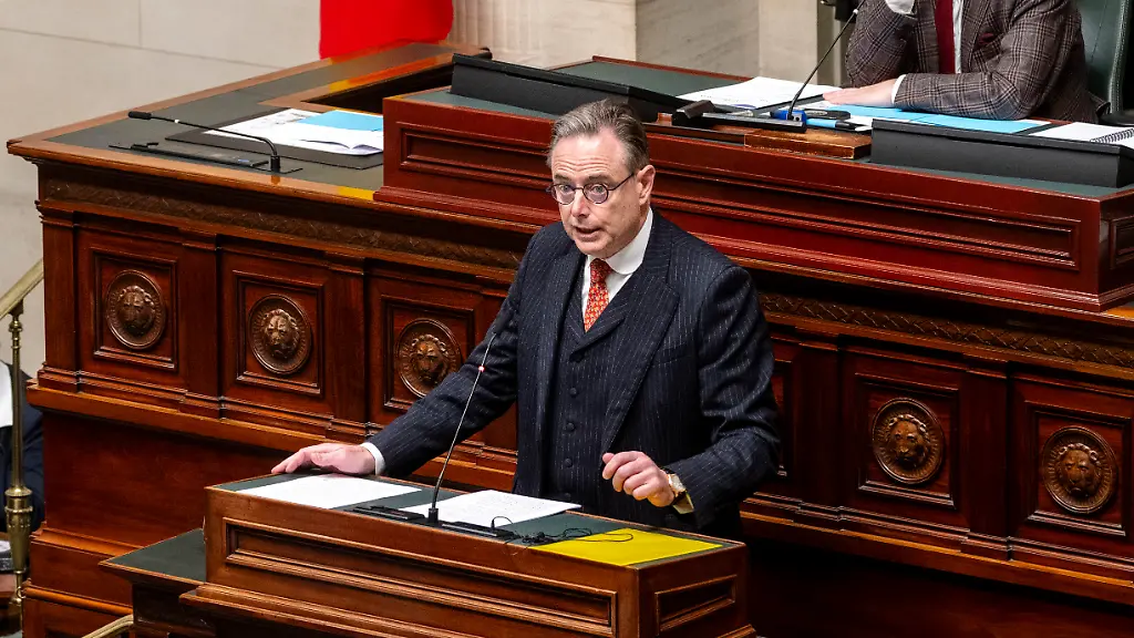 November-26-2025-Brussels-Antwerp-Belgium-Bart-De-Wever-delivers-his-State-of-the-Union-address-to-the-Belgian-Federal-Parliament-De-tocht-is-nog-moeilijk-en-lang-The-journey-is-still-difficult-and-long-After-very-difficult-negotiations-the-De-Wever-government-finally-reached-an-agreement-on-Monday-morning-on-the-multi-year-budget-By-2029-Belgium-will-have-implemented-more-than-9-billion-euros-in-savings-This-government-statement-is-traditionally-delivered-on-the-second-Tuesday-of-October-However-at-that-time-the-government-was-unable-to-reach-an-agreement-After-a-visit-to-the-king-De-Wever-was-granted-a-postponement-until-Christmas-But-after-a-marathon-meeting-the-five-parties-in-his-government-reached-an-agreement-on-Monday-morning