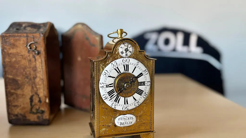 Der-Schweizer-zahlte-eine-Einfuhrabgabe-von-1-000-Euro-um-die-antike-Uhr-mitnehmen-zu-duerfen