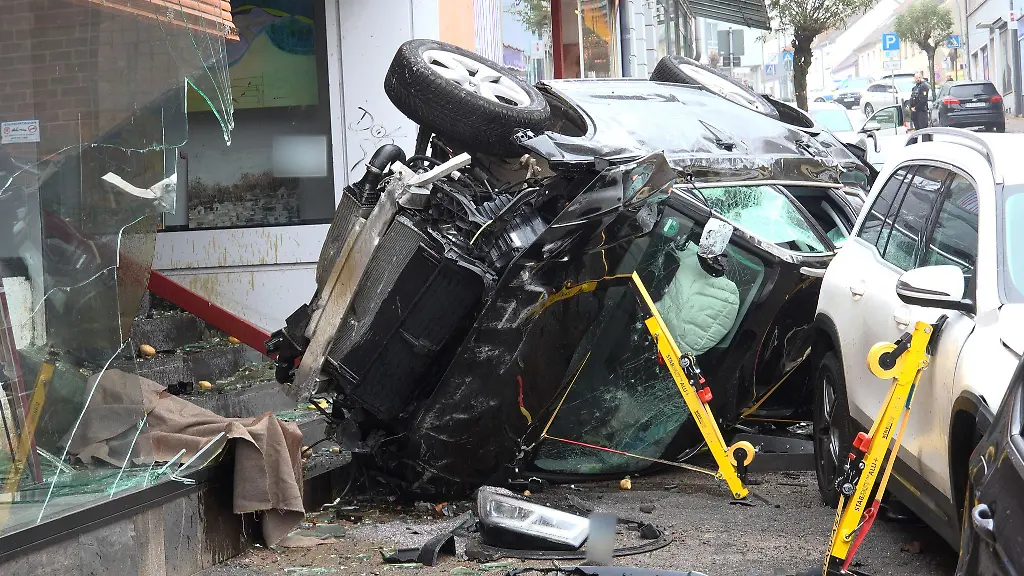 Der-Wagen-des-83-Jaehrigen-blieb-im-Eingangsbereich-eines-Gebaeudes-liegen