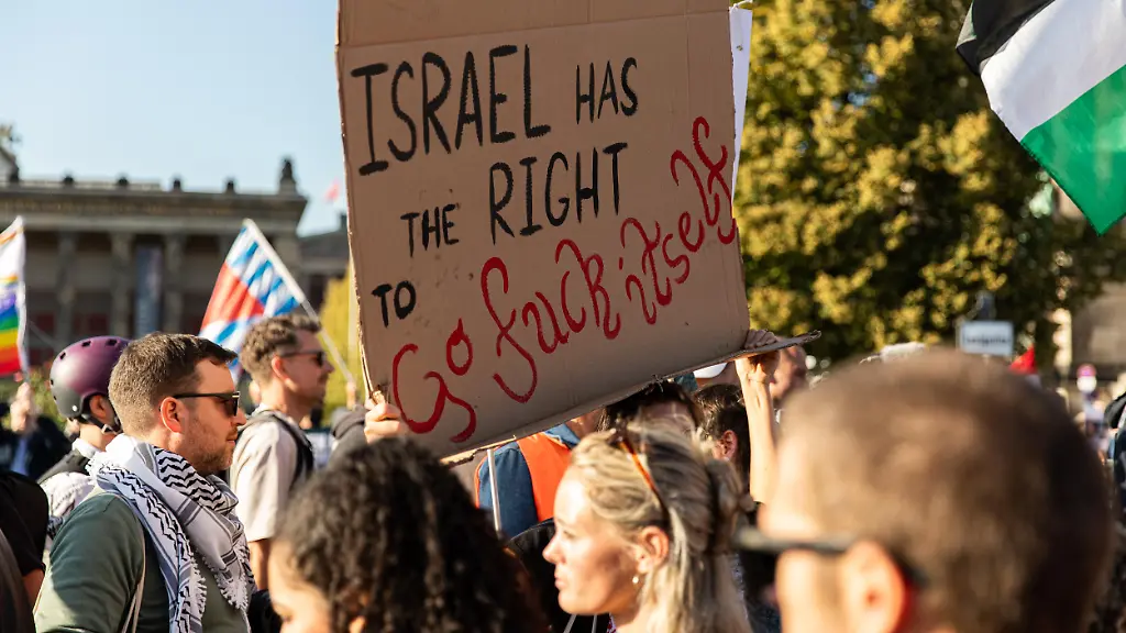 Thousands-of-demonstrators-rallied-in-Berlin-on-Saturday-September-27-2025-calling-for-an-immediate-cease-fire-in-Gaza-and-urging-the-German-government-to-end-military-cooperation-with-Israel-A-march-began-at-Neptunbrunnen-in-the-city-center-and-led-to-a-larger-rally-and-concert-style-gathering-at-the-Victory-Column
