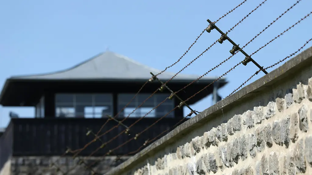Einer-der-Wachtuerme-und-ein-Teil-der-Mauer-mit-Stacheldraht-an-der-KZ-Gedenkstaette-Mauthausen-In-dem-Konzentrationslager-KZ-nahe-der-oesterreichischen-Industriestadt-Linz-waren-von-1938-bis-1945-mindestens-90-000-Menschen-ermordet-worden-oder-an-den-Qualen-ihrer-Haft-gestorben