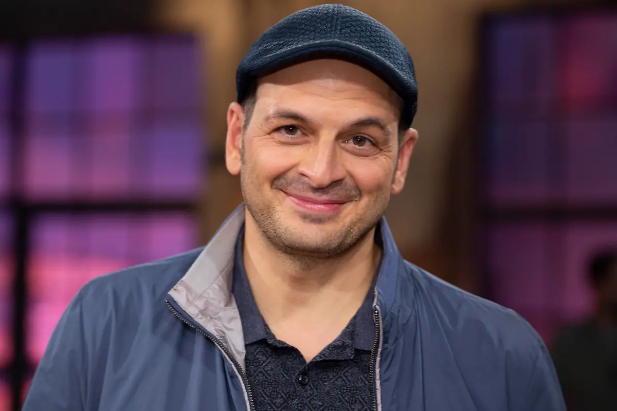 ARCHIVFOTO-Kaya-YANAR-wird-am-20-Mai-2023-50-Jahre-alt-Kaya-YANAR-Deutschland-Tuerkei-Komiker-Comedian-Schauspieler-Portraet-PortrA-t-Portrait-Angeschnittenes-Einzelbild-Einzelmotiv-zu-Gast-in-der-Sendung-Koelner-Treff-im-WDR-Fernsehen-08-10-2019