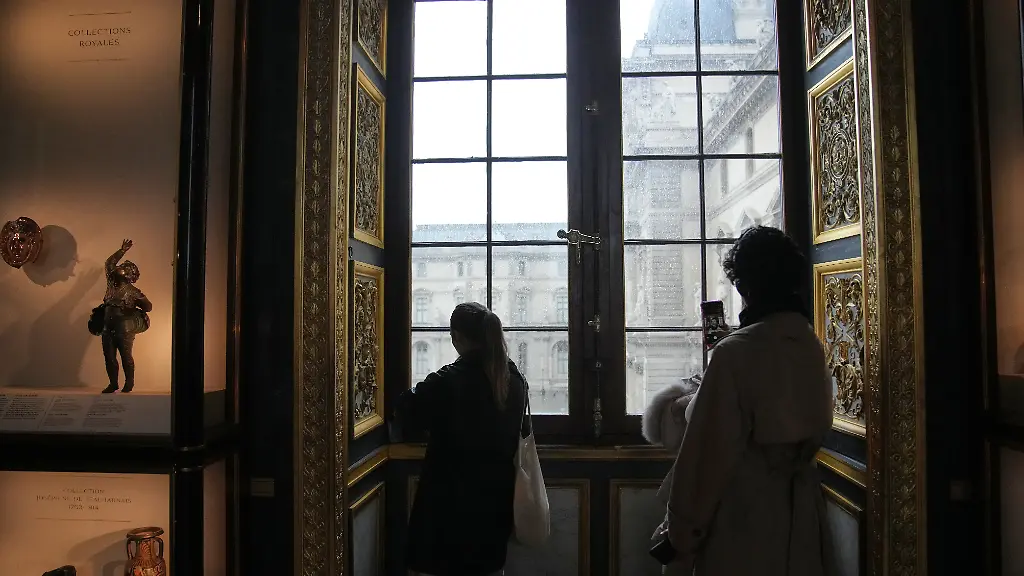 Visitors-in-the-Denon-wing-of-Le-Louvre-museum-Wednesday-Nov-19-2025-in-Paris