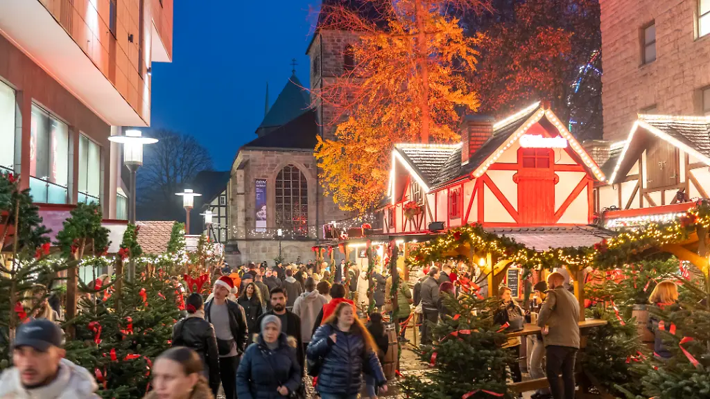 Weihnachtsmarkt-in-Essen-Gastronomie-Feuerwald-am-Essener-Dom-Einkaufsstrasse-Kettwiger-Strasse-Geschaeftsstrasse-Fussgaengerzone-voll-viele-Menschen-beim-Einkauf-Weihnachtsbeleuchtung-Weihnachtsmarkt-Staende-Essener-Lichtwochen-Essen-NRW-Deutschland