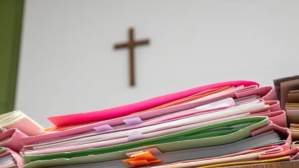 Akten-liegen-zum-Prozessauftakt-um-den-Mord-an-einem-Obdachlosen-unter-einer-Bruecke-auf-dem-Richtertisch-im-Verhandlungssaal-im-Landgericht-Muenchen-II