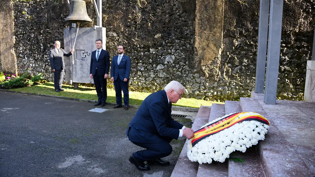 Bundespraesident-Frank-Walter-Steinmeier-r-legt-auf-dem-Friedhof-von-Gernika-Guernica-einen-Kranz-nieder-Bundespraesident-Steinmeier-und-seine-Frau-sind-zu-einem-dreitaegigen-Staatsbesuch-im-Koenigreich-Spanien