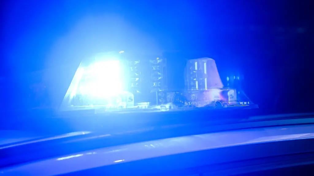 Die-Fahrt-mit-Blaulicht-und-Martinshorn-endete-mit-einem-Crash-an-einer-Kreuzung