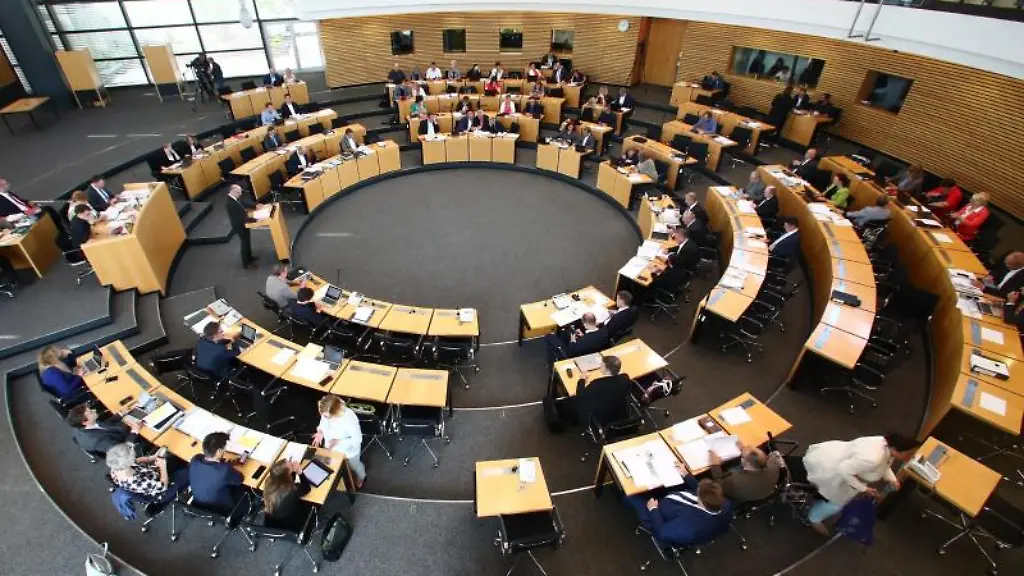 Abgeordnete-sitzen-bei-der-Sitzung-des-Thueringer-Landtages-im-Plenarsaal