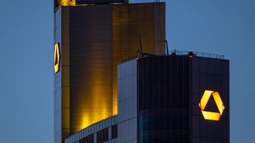 Die-Spitze-des-Commerzbank-Towers-in-Fankfurt-am-Main-leuchtet-am-Abend