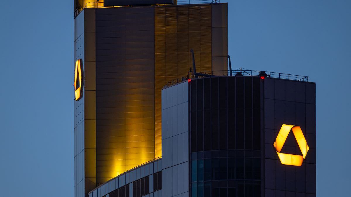 Kunden-erhalten-Entsch-digung-Rechtswidrige-Negativzinsen-kosten-Commerzbank-bis-zu-zehn-Millionen-Euro