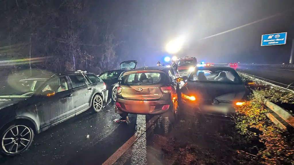 Etliche-Autos-sind-in-eine-Massenkarambolage-auf-der-A1-bei-Muenster-verwickelt