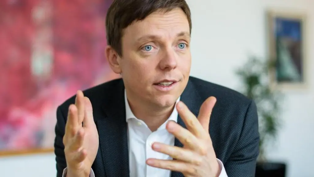 Tobias-Hans-CDU-Ministerpraesident-des-Saarlandes-gestikuliert