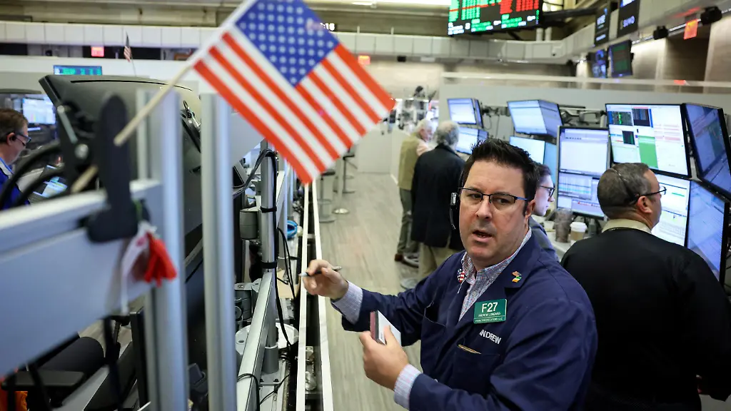 Futures-options-traders-work-on-the-floor-at-the-New-York-Stock-Exchange-s-NYSE-American-AMEX-in-New-York-City-U-S-November-26-2025