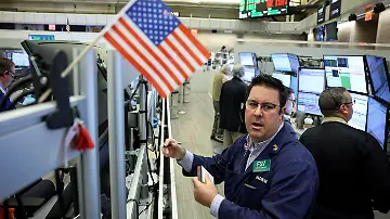 epi_1006071045_REUTERSFOTO_2025-11-26T161909Z 978169784 RC2D4IAFS6OC RTRMADP 3 USA-STOCKS.JPG_Traders work on the 