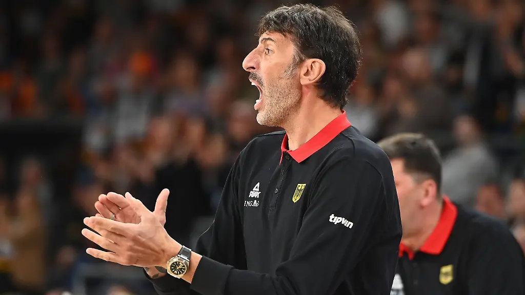 Bundestrainer-Alex-MUMBRU-GER-Basketball-Laenderspiel-WM-Qualifikation-Deutschland-GER-Israel-ISR-am-28-11