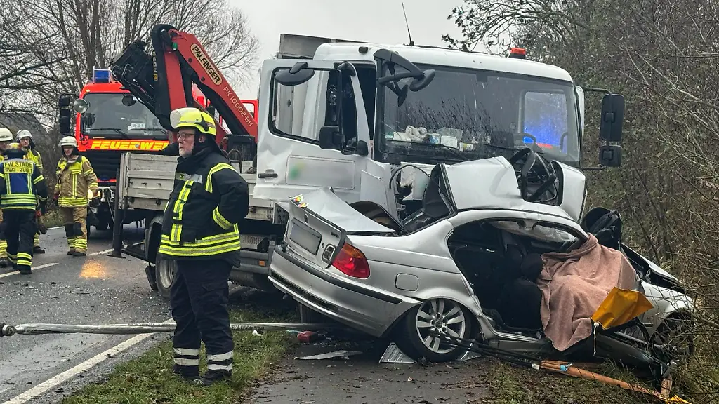 Blick-auf-die-Unfallstelle-Beim-Frontalzusammenstoss-eines-Autos-mit-einem-Lastwagen-auf-der-Landesstrasse-111-bei-Buetzfleth-sind-drei-Menschen-ums-Leben-gekommen