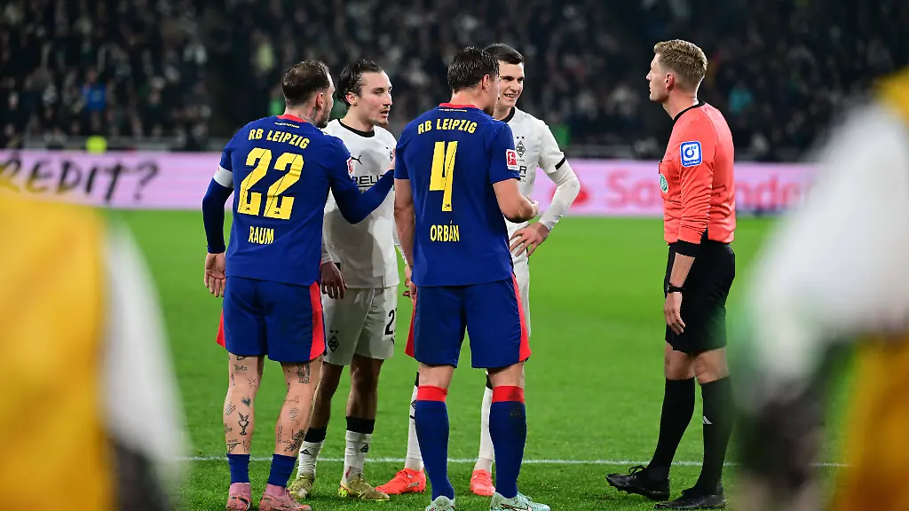 28-11-2025-Moenchengladbach-Fussball-Herren-Saison-2025-2026-Borussia-Moenchengladbach-vs-RB-Leipzig-Viel-Diskussionsbedarf-bei-v-li-David-Raum-Leipzig-Rocco-Reitz-Gladbach-Willi-Orban-Leipzig-Yannik-Engelhardt-Gladbach-Schiedsrichter-Timo-Gerach-DFL-regulations-prohibit-any-use-of-photographs-as-image-sequences-and-or-quasi-video