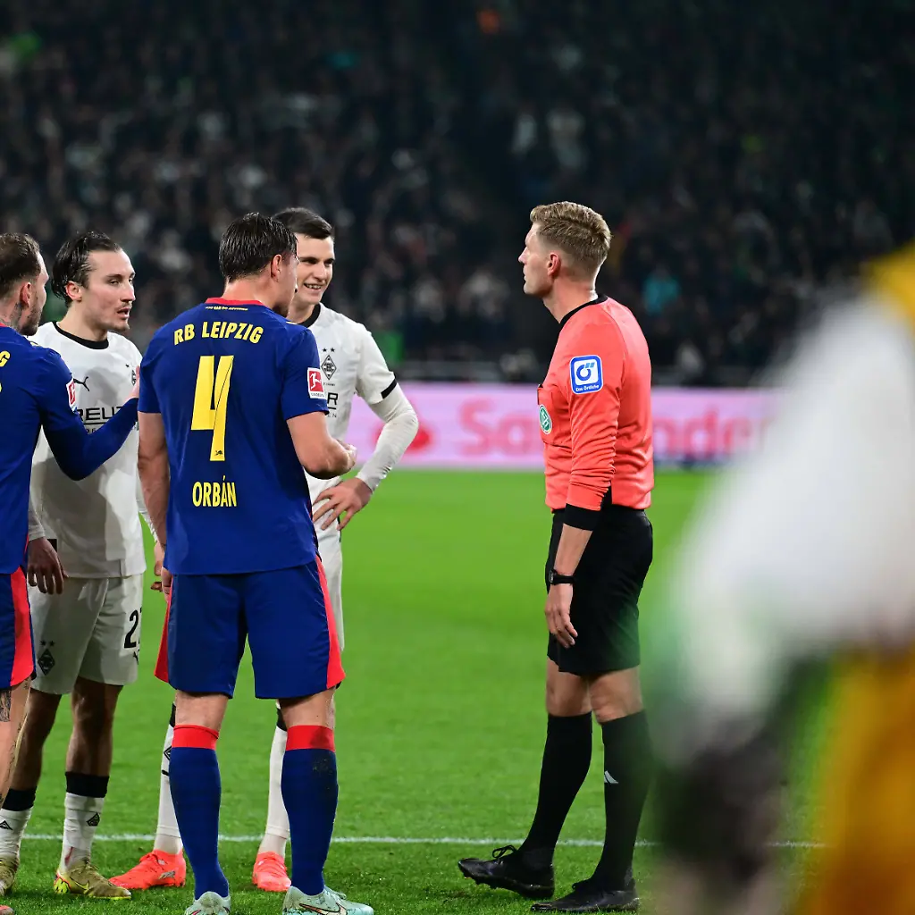 28-11-2025-Moenchengladbach-Fussball-Herren-Saison-2025-2026-Borussia-Moenchengladbach-vs-RB-Leipzig-Viel-Diskussionsbedarf-bei-v-li-David-Raum-Leipzig-Rocco-Reitz-Gladbach-Willi-Orban-Leipzig-Yannik-Engelhardt-Gladbach-Schiedsrichter-Timo-Gerach-DFL-regulations-prohibit-any-use-of-photographs-as-image-sequences-and-or-quasi-video