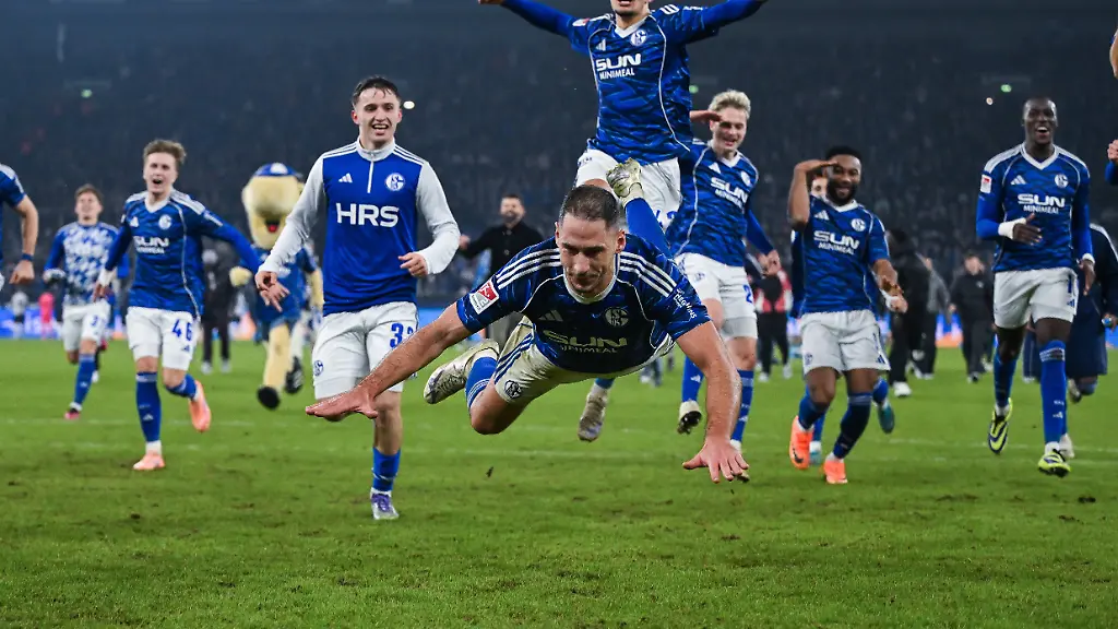 28-11-2025-Fussball-2-Bundesliga-Saison-2025-2026-14-Spieltag-FC-Schalke-04-SC-Paderborn-Die-Spieler-des-FC-Schalke-04-freuen-sich-ueber-den-Sieg