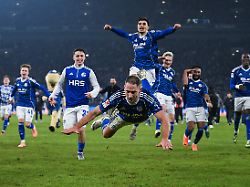 Der Wahnsinn der Fußballgötter: Gnadenloser FC Schalke 04 fliegt sich selbst um die Ohren