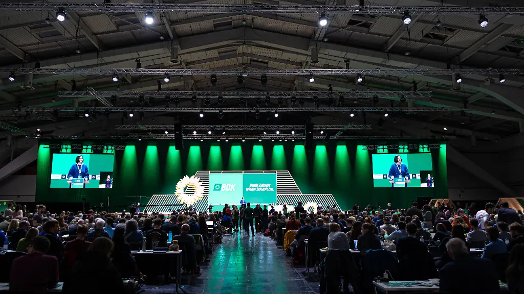 Parteimitglieder-verfolgen-den-Bundesparteitag-von-Buendnis-90-Die-Gruenen