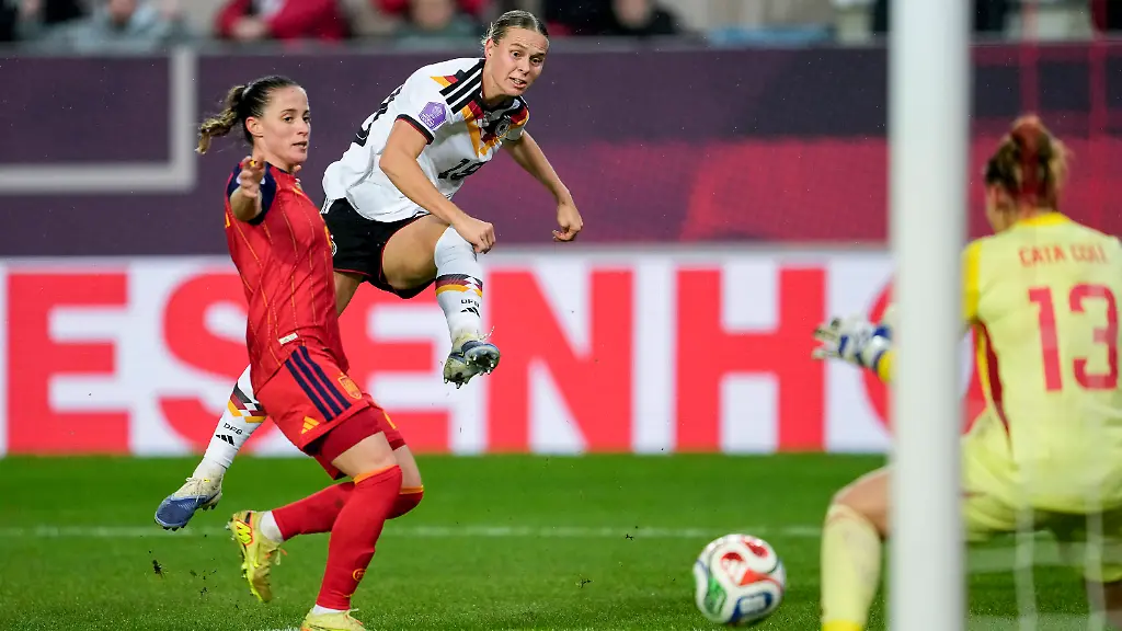 v-li-Ona-Batlle-Pascual-Spanien-2-Klara-Buehl-DFB-Frauen-19-Cata-Coll-Catalina-Coll-Lluch-Spanien-Torhueterin-Torwart-13-Zweikampf-Spielszene-Duell-duel-tackle-tackling-Dynamik-Action-Aktion-Torschuss-Schuss-aufs-Tor-Torchance-Chance-28-11-2025-Kaiserslautern-Deutschland-Fussball-UEFA-Women-s-Nations-League-Finale-Hinspiel-Deutschland-Spanien-THE-EVENT-REGULATIONS-PROHIBIT-ANY-USE-OF-PHOTOGRAPHS-AS-IMAGE-SEQUENCES-AND-OR-QUASI-VIDEO