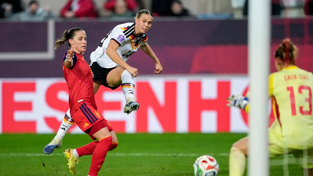 v-li-Ona-Batlle-Pascual-Spanien-2-Klara-Buehl-DFB-Frauen-19-Cata-Coll-Catalina-Coll-Lluch-Spanien-Torhueterin-Torwart-13-Zweikampf-Spielszene-Duell-duel-tackle-tackling-Dynamik-Action-Aktion-Torschuss-Schuss-aufs-Tor-Torchance-Chance-28-11-2025-Kaiserslautern-Deutschland-Fussball-UEFA-Women-s-Nations-League-Finale-Hinspiel-Deutschland-Spanien-THE-EVENT-REGULATIONS-PROHIBIT-ANY-USE-OF-PHOTOGRAPHS-AS-IMAGE-SEQUENCES-AND-OR-QUASI-VIDEO