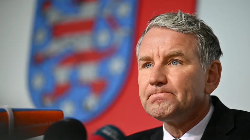 Bjoern-Hoecke-AfD-Fraktionsvorsitzender-waehrend-der-Landespressekonferenz-mit-den-Chefs-der-Fraktionen-im-Thueringer-Landtag-Die-naechsten-Landtagssitzungen-sind-fuer-den-3-bis-5-Dezember-geplant
