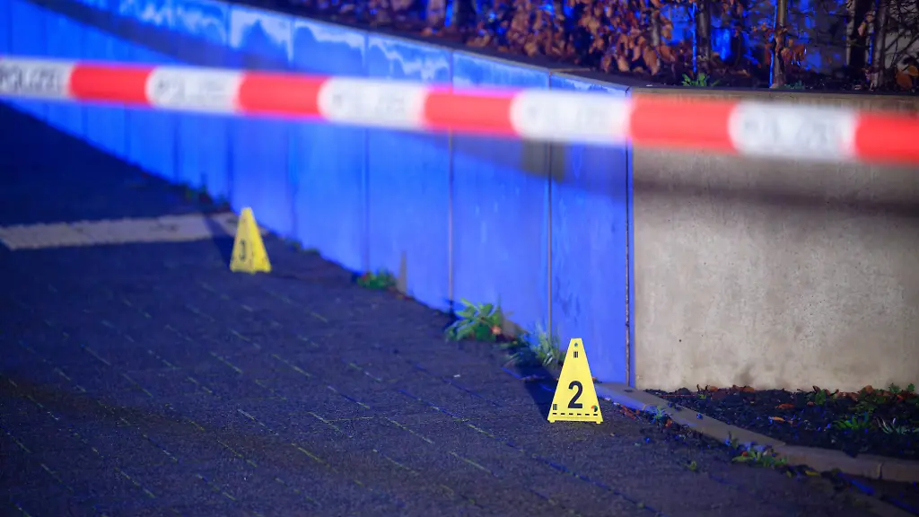 Markierungen-und-Flatterband-der-Polizei-sind-an-der-Butzweilerhofallee-in-Koeln-Ossendorf-zu-sehen-Zwei-Maenner-sind-bei-einer-Auseinandersetzung-in-Koeln-angeschossen-worden